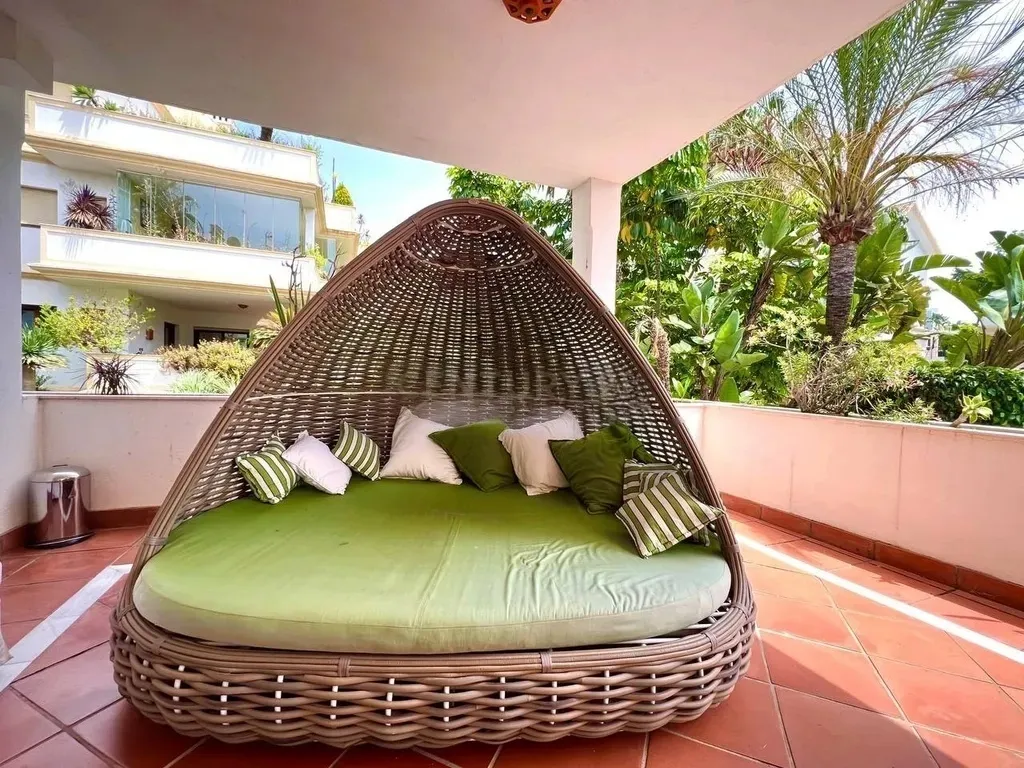 Amplio Apartamento con Jardín y Gran Terraza en la Prestigiosa Zona de Nagüeles, Marbella