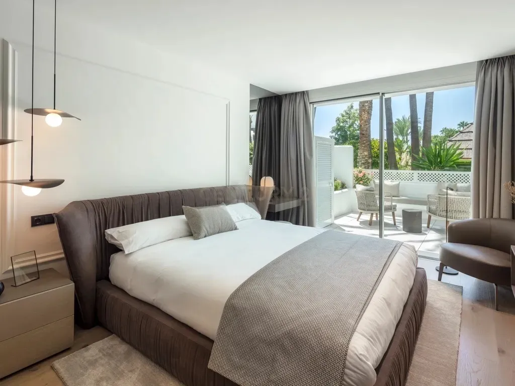 Datura 1 – Impresionante apartamento en planta baja en Puente Romano, Milla de Oro de Marbella