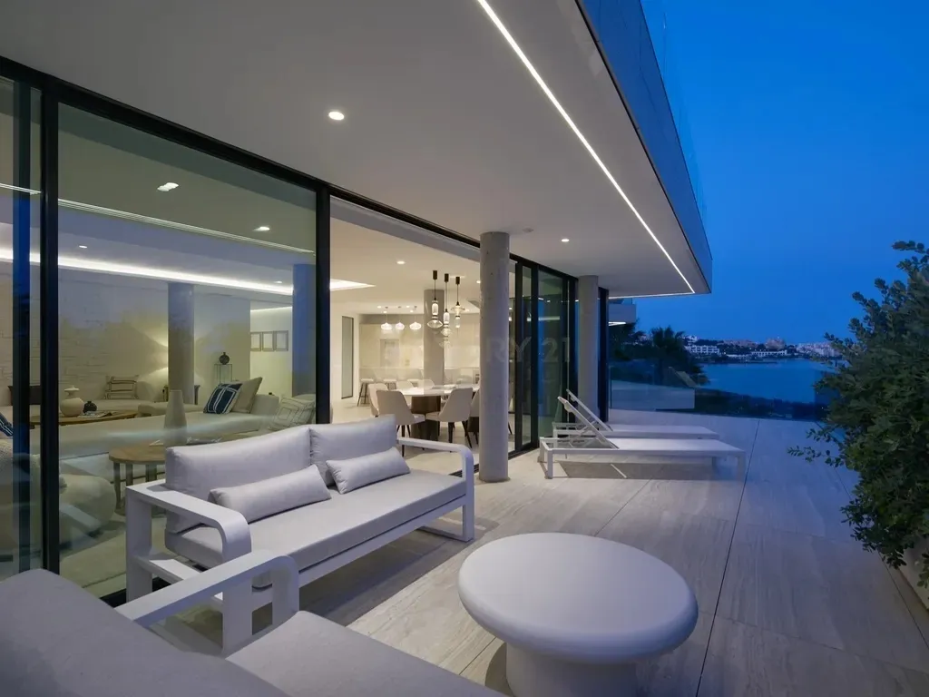 Vivienda de Lujo de 3 Dormitorios en Primera Línea de Mar – Estepona