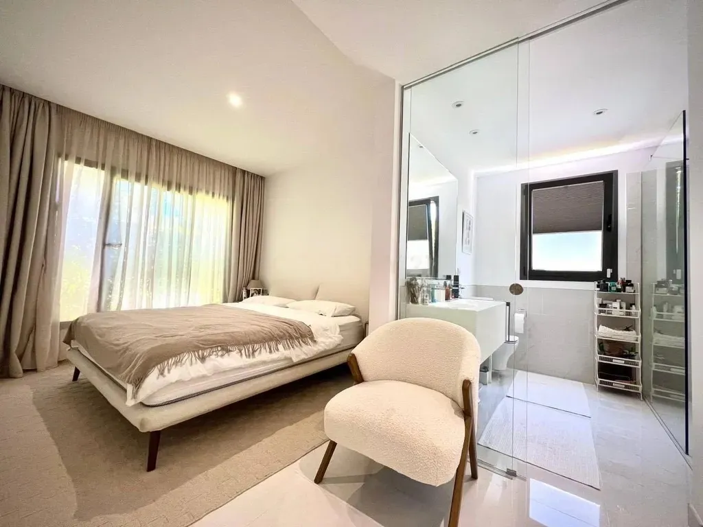 Moderno Apartamento en Estepona Este con Vistas a la Montaña