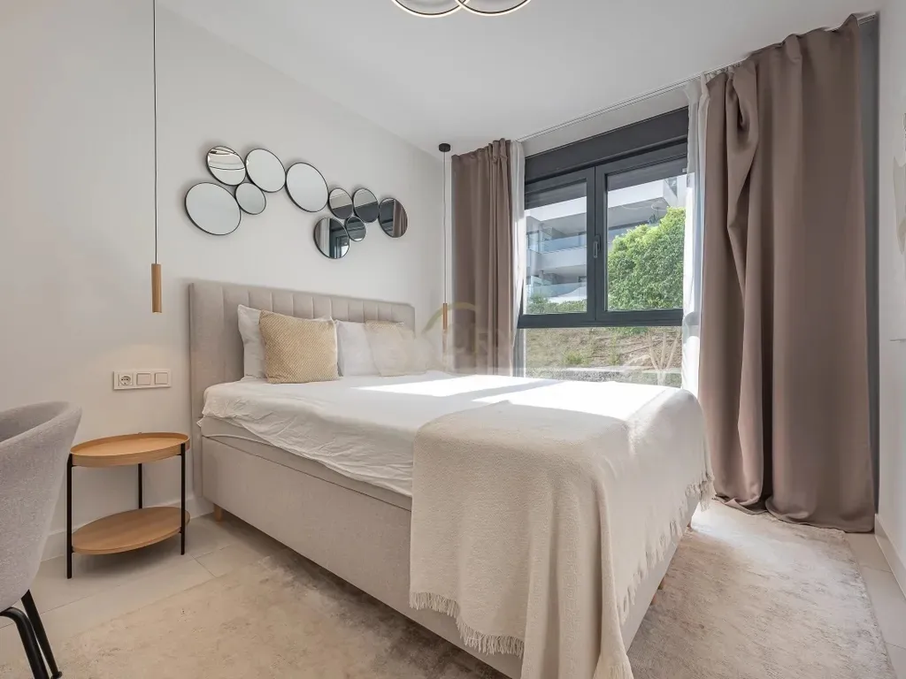 Apartamento moderno de 2 dormitorios en Las Mesas, Estepona