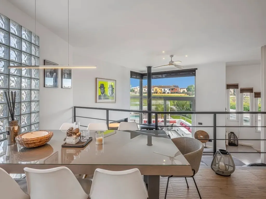 Elegante villa renovada con piscina privada y vistas abiertas al verde