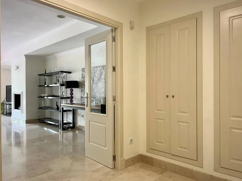 Amplio Apartamento con Jardín y Gran Terraza en la Prestigiosa Zona de Nagüeles, Marbella