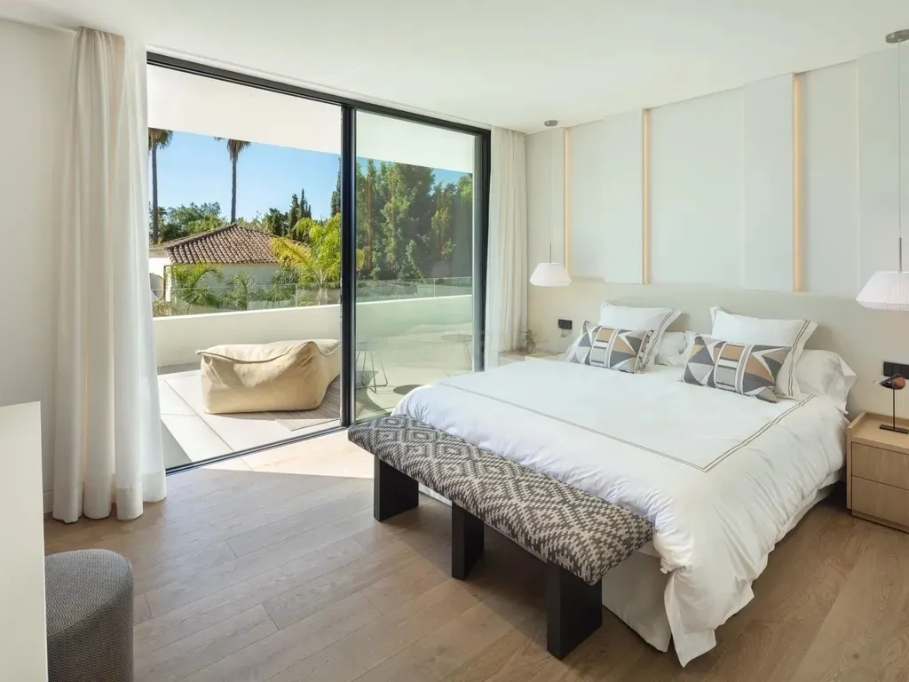 Villa Sirius – Refugio moderno de lujo en Las Brisas, Nueva Andalucía