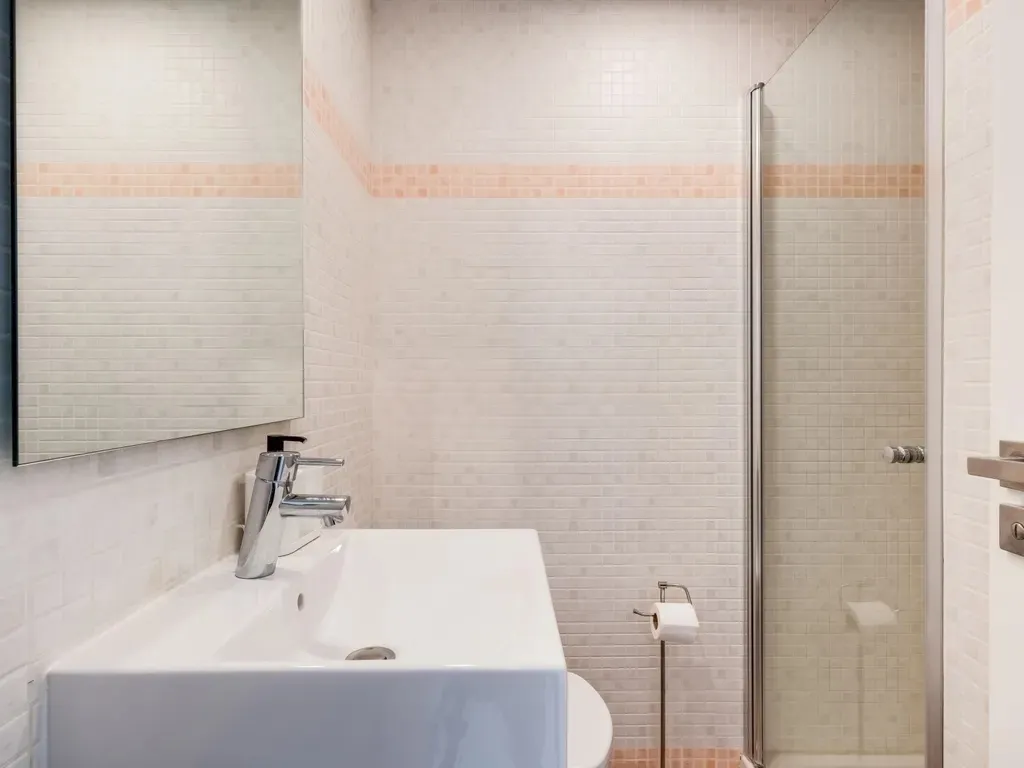 Elegante Apartamento de 2 Dormitorios con Vistas Parciales al Mar en Sunset Golf, Selwo – Estepona