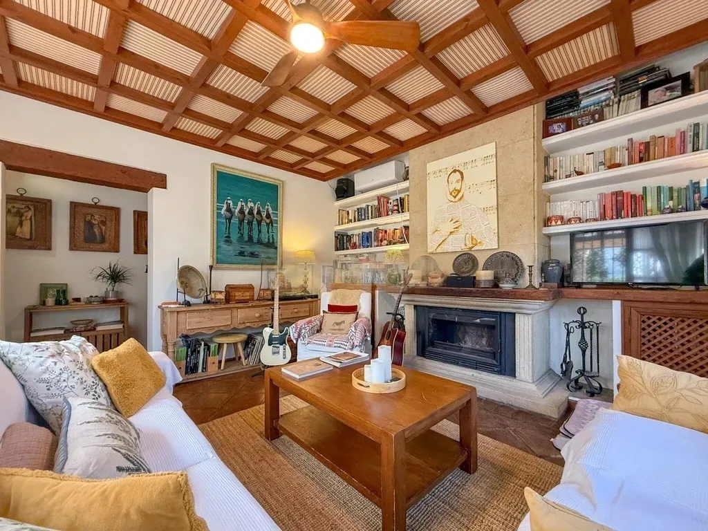 Encantadora Finca Andaluza con Elegancia Atemporal y Carácter Auténtico