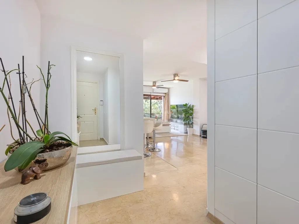 Apartamento en Venta en La Milla de Oro de Marbella!