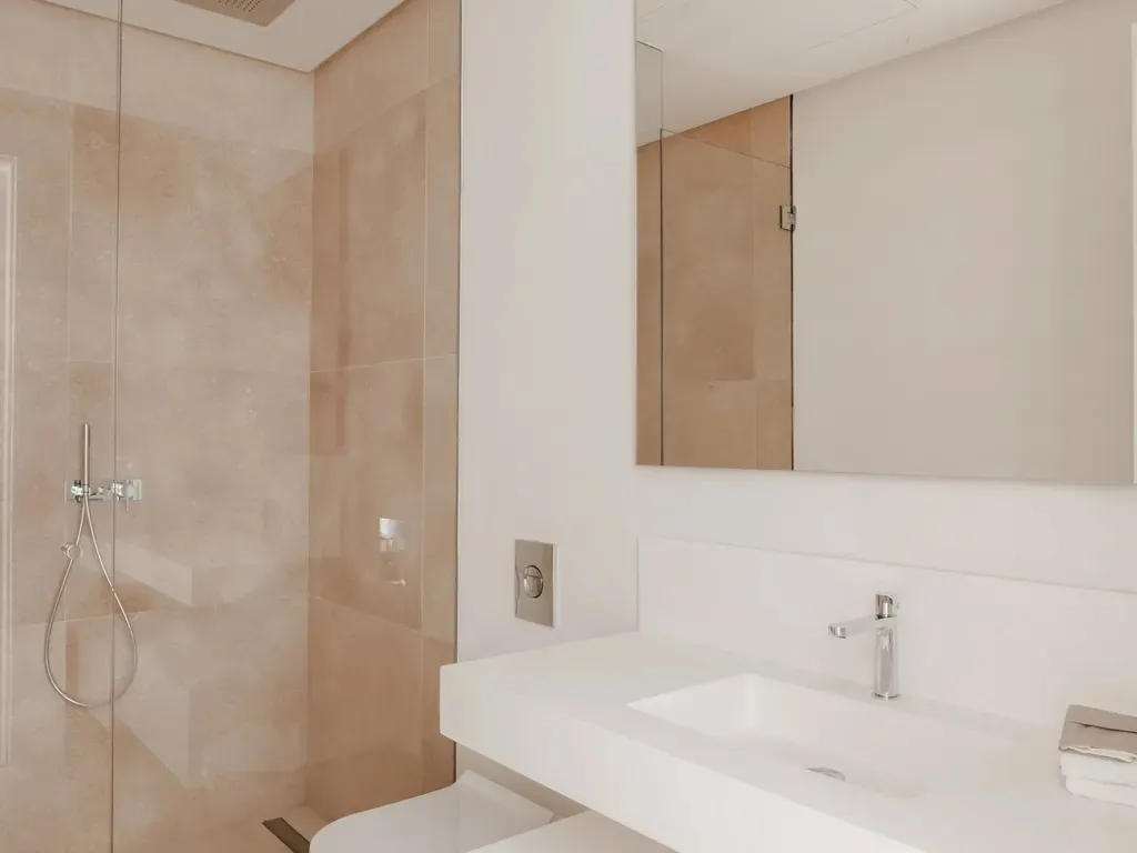 Moderno Apartamento en Planta Baja con Jardín y Piscina Comunitaria en Nagüeles – Marbella