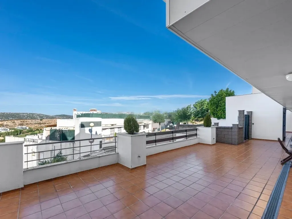 Bajo de 3 dorm. con 60 m² de exterior y garaje – Hacienda de Casares