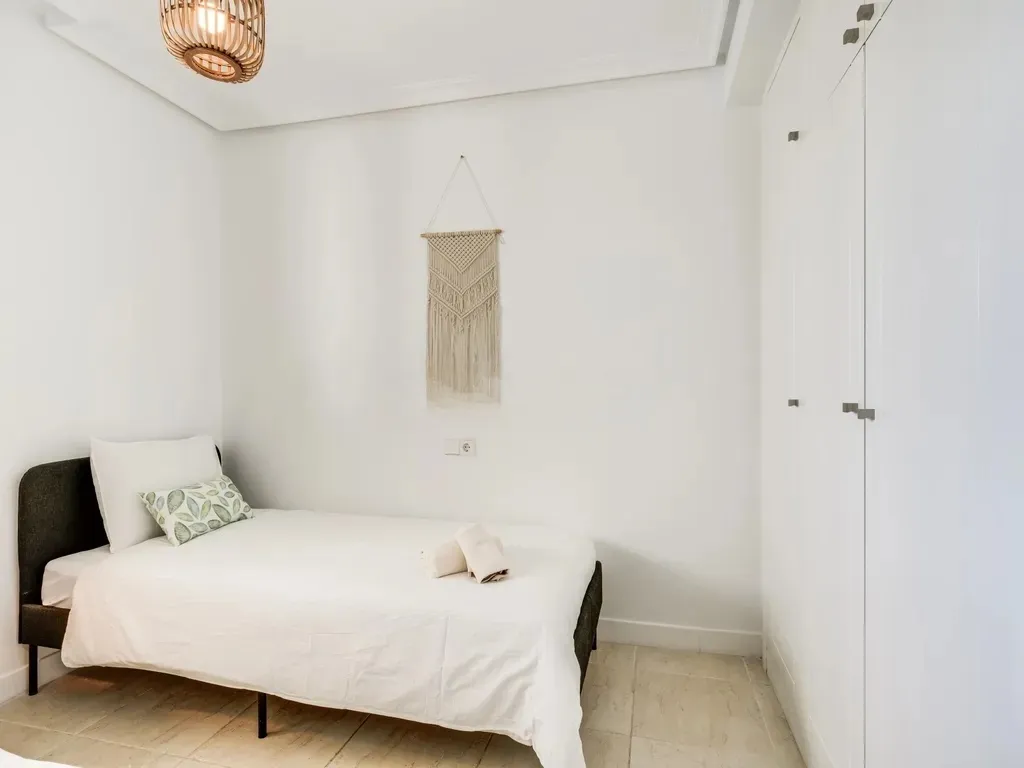 Elegante Apartamento de 2 Dormitorios con Vistas Parciales al Mar en Sunset Golf, Selwo – Estepona