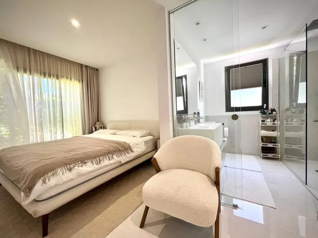 Moderno Apartamento en Estepona Este con Vistas a la Montaña