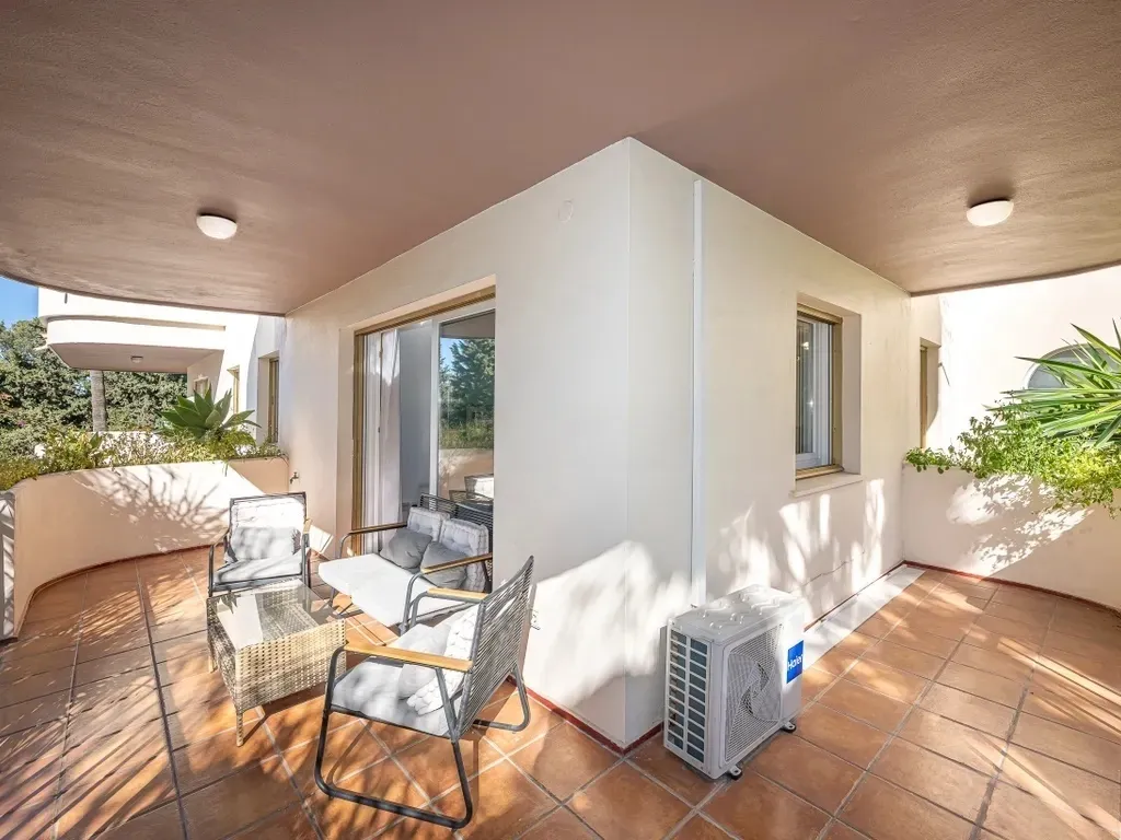 Elegante apartamento en Nueva Andalucía, Marbella, a solo 5 minutos a pie de Puerto Banús