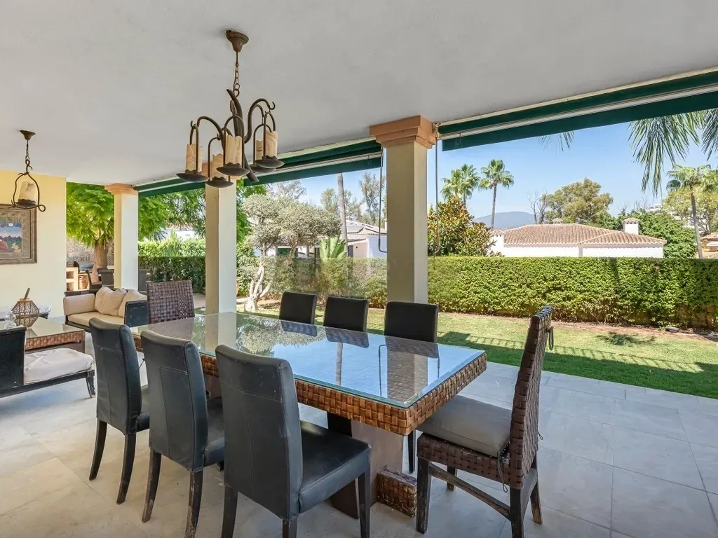 Villa en Guadalmina Alta: Su elegante oasis en Marbella