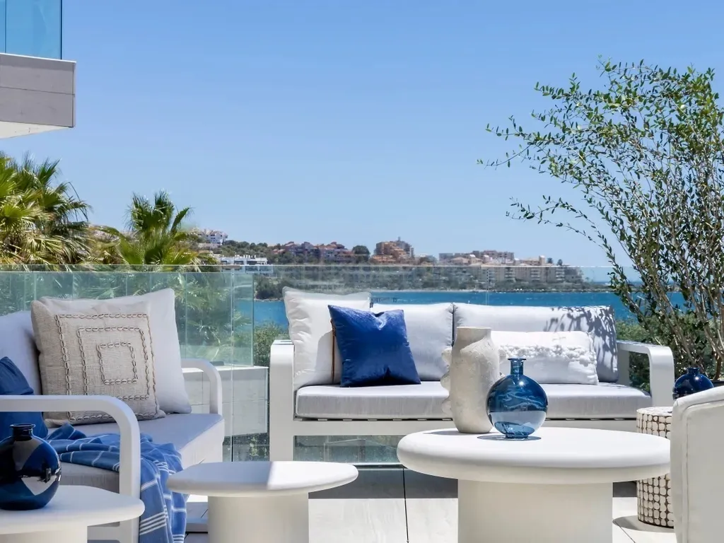 Vivienda de Lujo de 3 Dormitorios en Primera Línea de Mar – Estepona