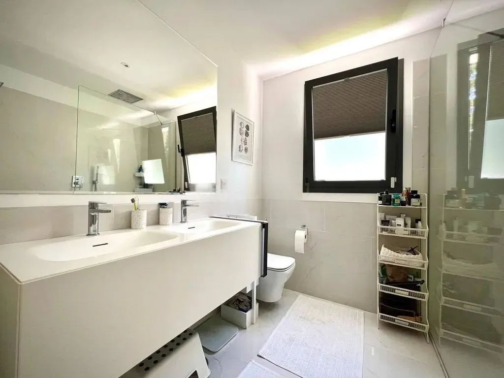 Moderno Apartamento en Estepona Este con Vistas a la Montaña