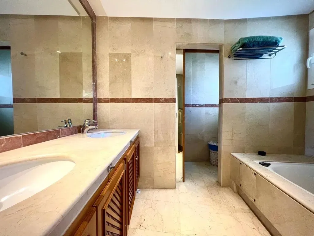 Adosado de 4 dormitorios en la prestigiosa urbanización Villas de Costalita en Estepona