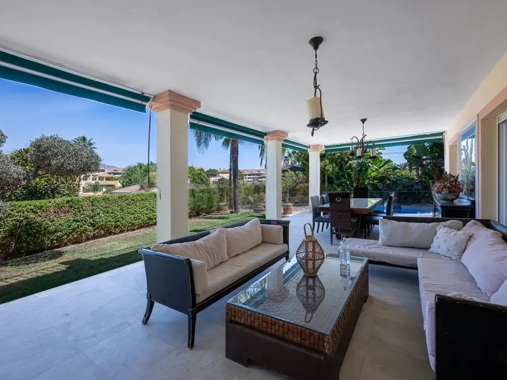 Villa en Guadalmina Alta: Su elegante oasis en Marbella