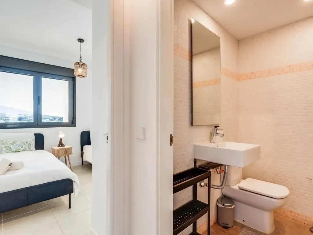 Elegante Apartamento de 2 Dormitorios con Vistas Parciales al Mar en Sunset Golf, Selwo – Estepona