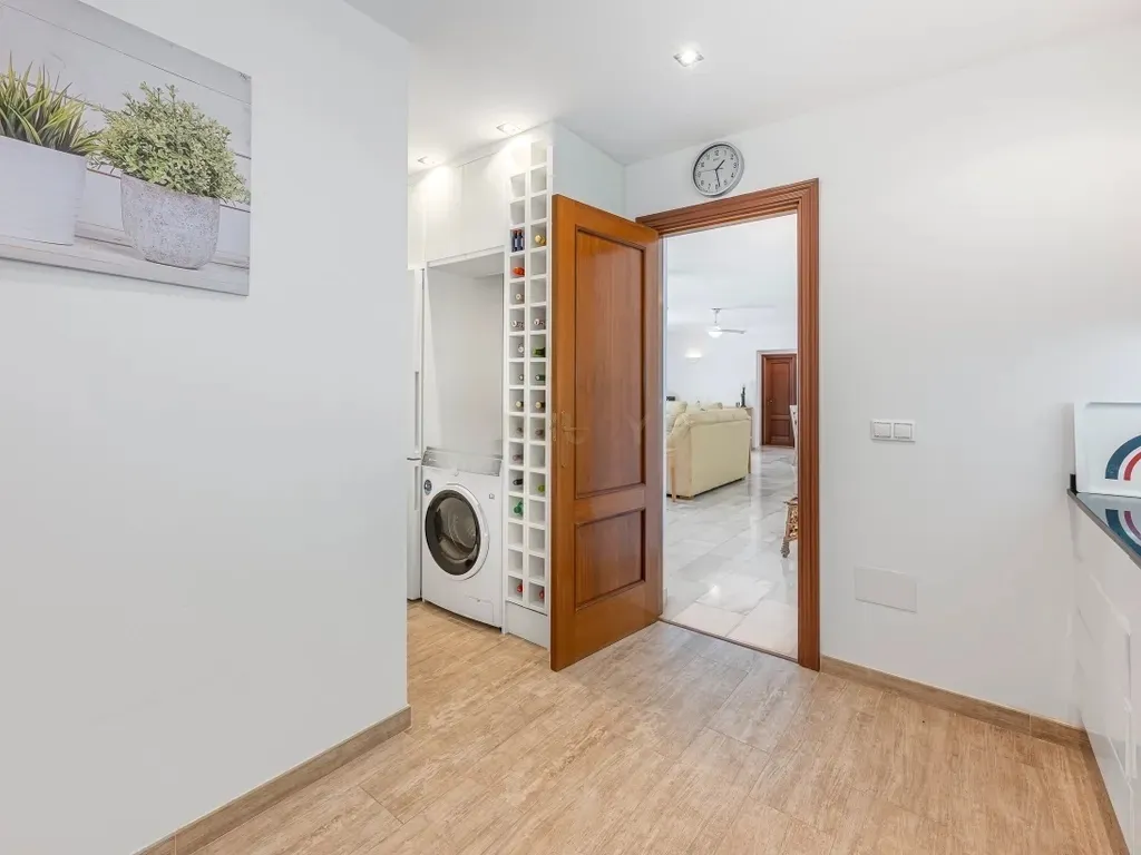 Encantadora Villa de 3 Dormitorios con Piscina en Amplia Parcela en El Rosario, Marbella – Gran Potencial de Reforma o Lista para Entrar
