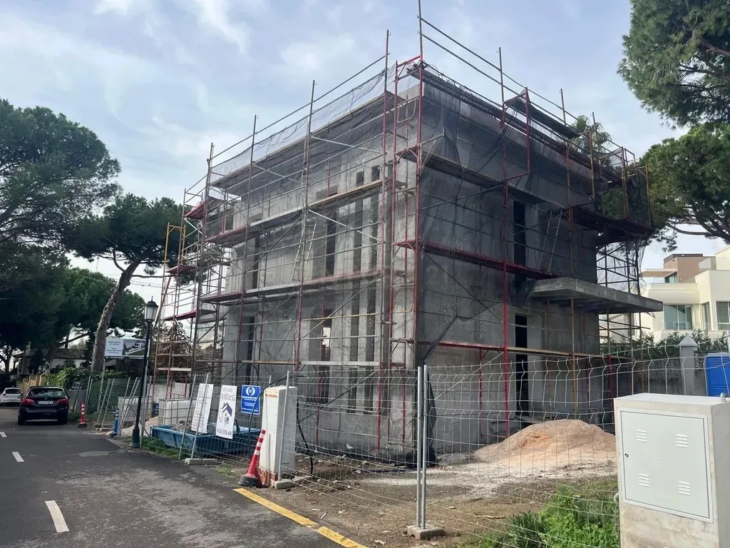 Villa de obra nueva a 400m de la playa en Marbella, personalizable en fase de construcción