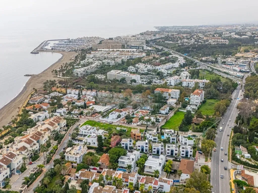 Moderna Villa a Estrenar en Venta en la Prestigiosa Milla de Oro de Marbella – A Solo 100 m de la Playa