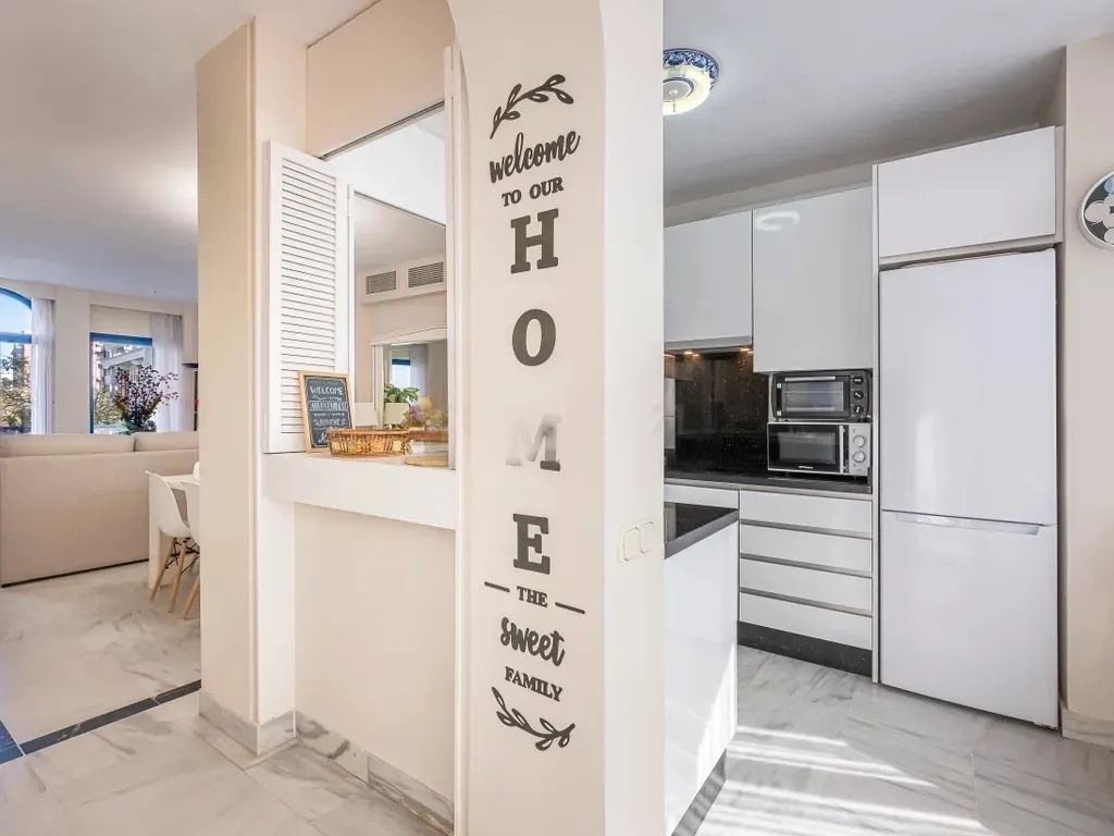 ✨ Exclusivo dúplex renovado con garaje y trastero en Marbella House, a pasos de la playa