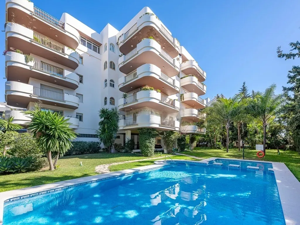 Elegante apartamento en Nueva Andalucía, Marbella, a solo 5 minutos a pie de Puerto Banús