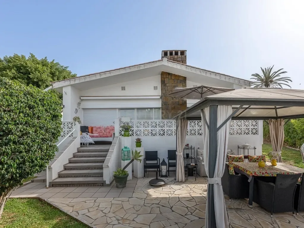 Oportunidad en Marbella: Nuda propiedad de casa con jardín a metros de la playa