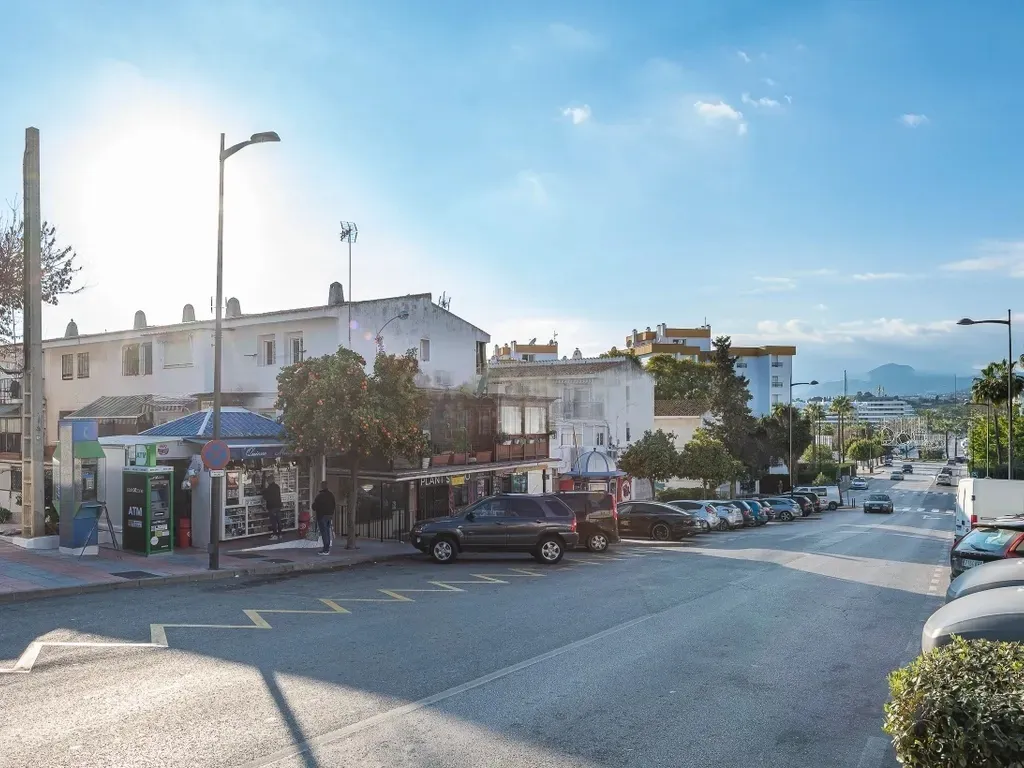 ¡Oportunidad única alquiler local comercial en La Campana, Nueva Andalucía!