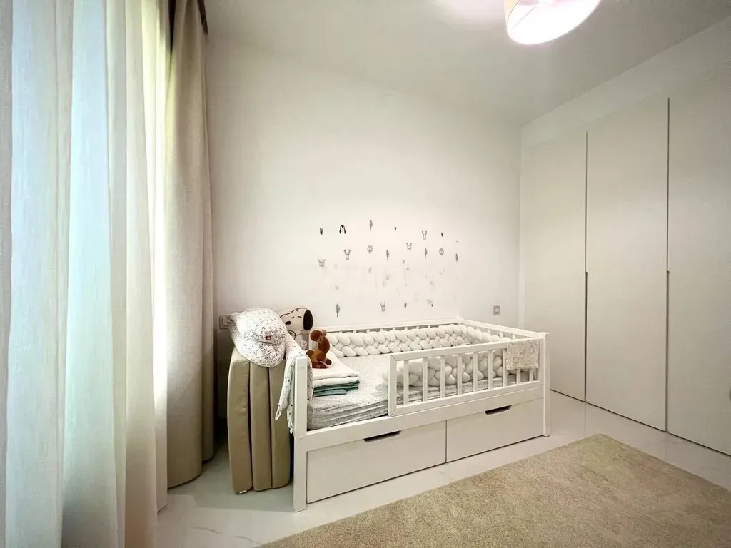 Moderno Apartamento en Estepona Este con Vistas a la Montaña