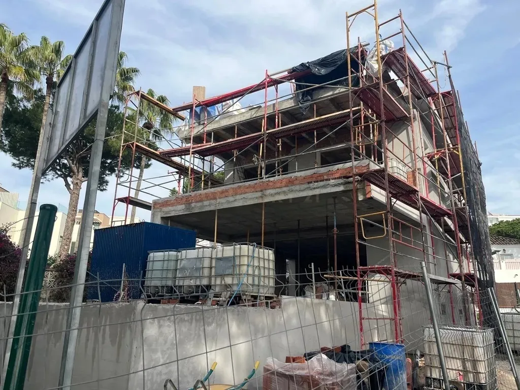 Villa de obra nueva a 400m de la playa en Marbella, personalizable en fase de construcción