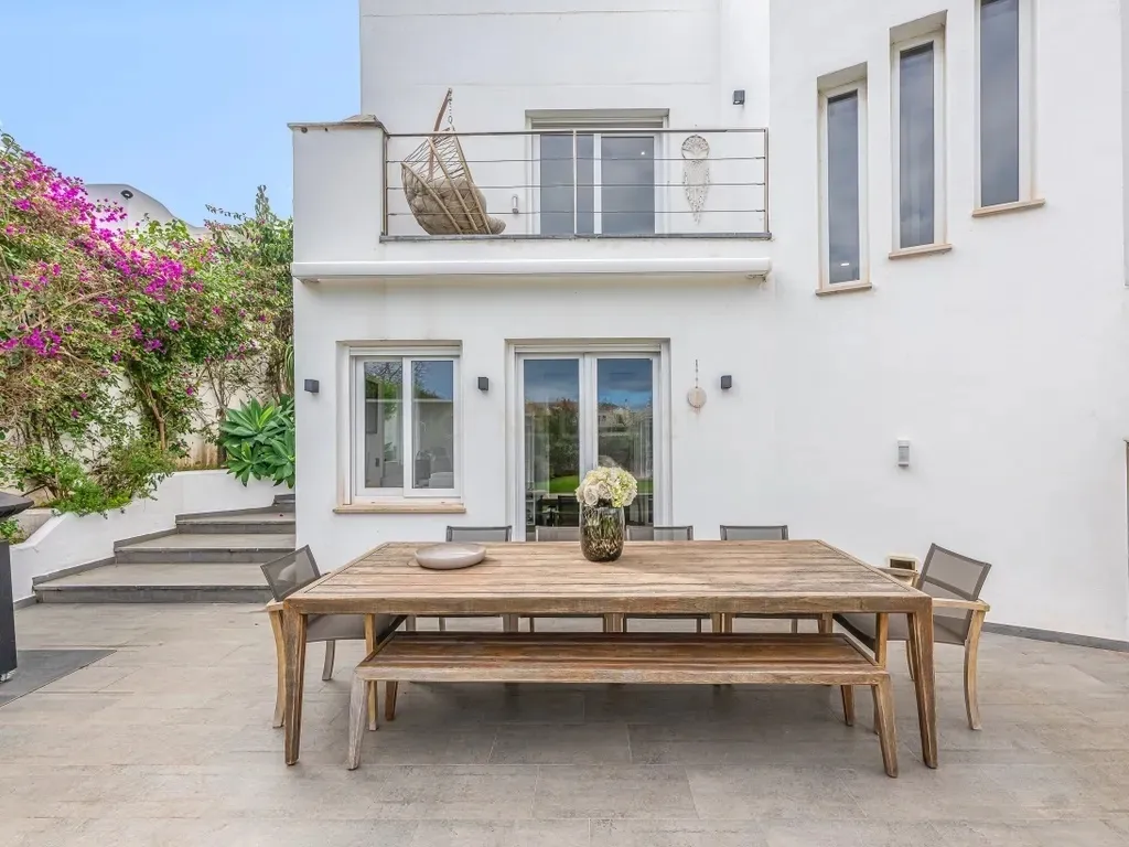 Elegante villa renovada con piscina privada y vistas abiertas al verde