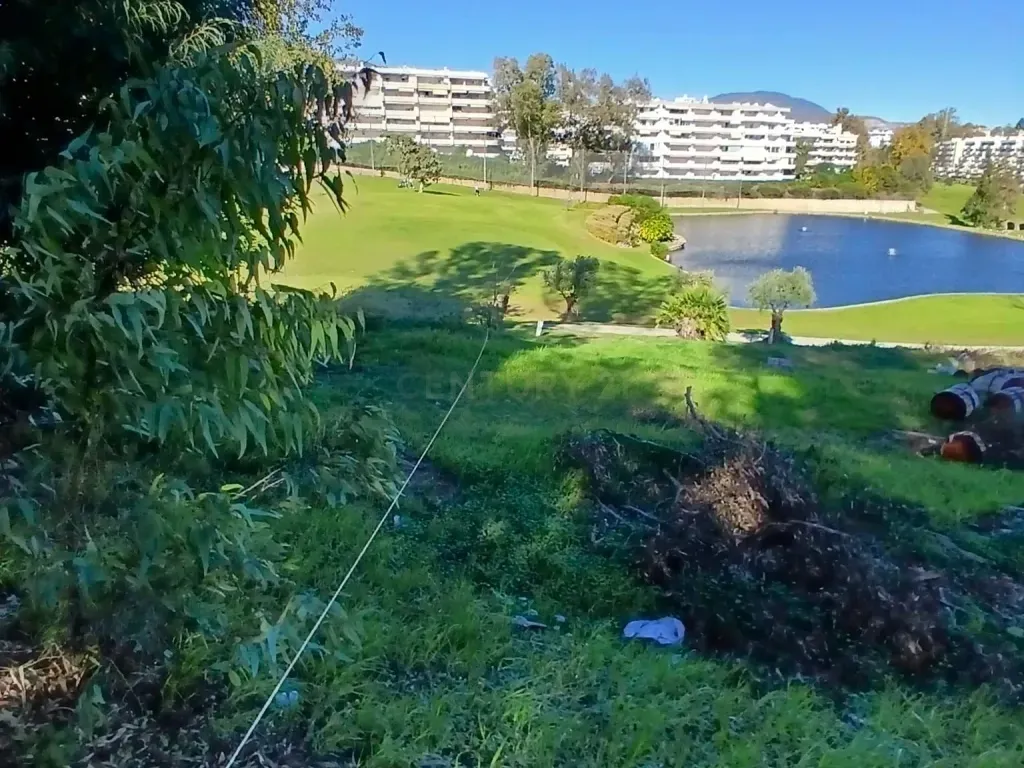 Parcela urbana de 1.050 m² en primera línea de golf y lago en Guadalmina – con planos y licencia para una villa de 575,95 m²