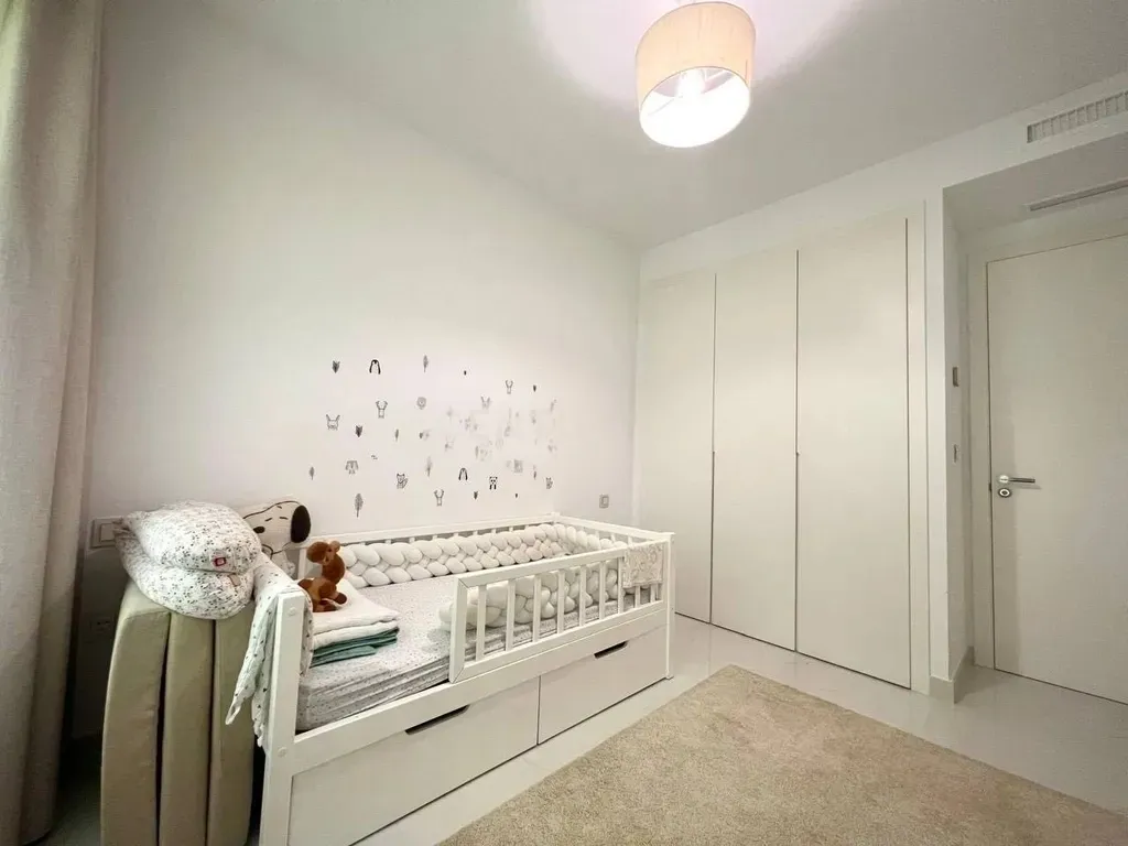 Moderno Apartamento en Estepona Este con Vistas a la Montaña