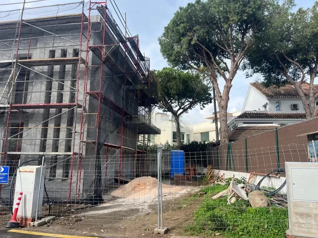 Villa de obra nueva a 400m de la playa en Marbella, personalizable en fase de construcción