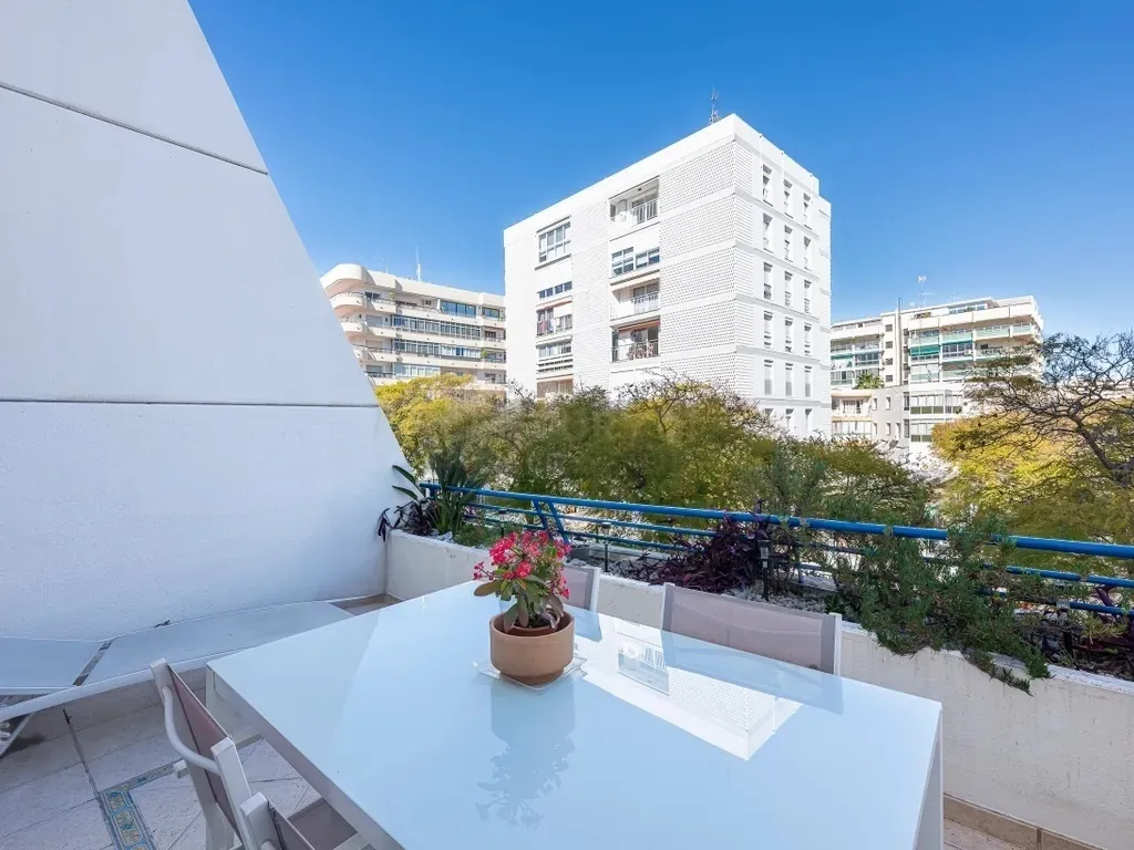 ✨ Exclusivo dúplex renovado con garaje y trastero en Marbella House, a pasos de la playa