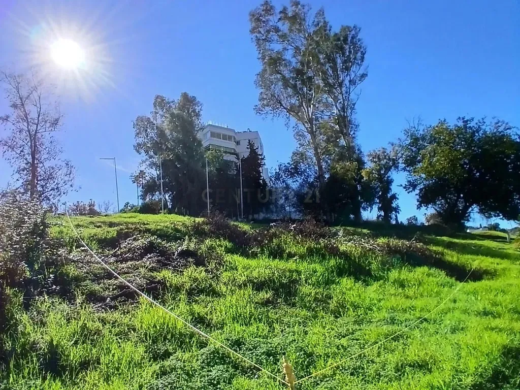 Parcela urbana de 1.050 m² en primera línea de golf y lago en Guadalmina – con planos y licencia para una villa de 575,95 m²