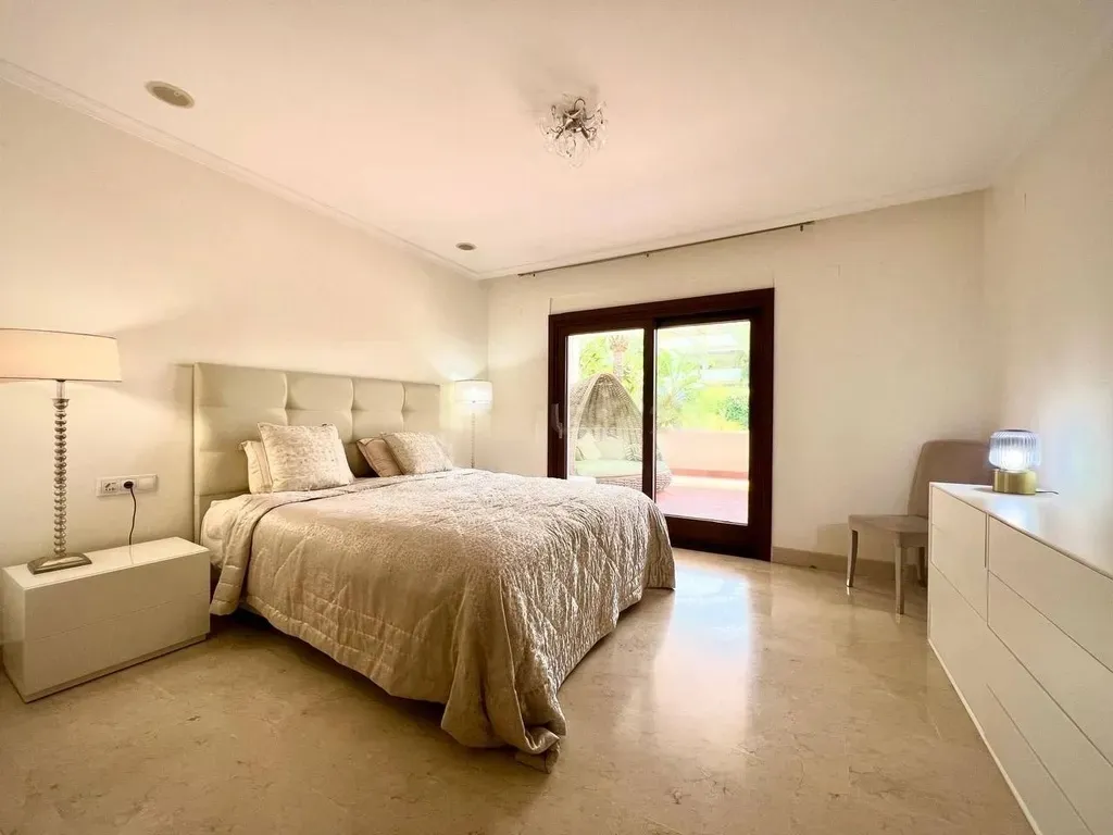 Amplio Apartamento con Jardín y Gran Terraza en la Prestigiosa Zona de Nagüeles, Marbella