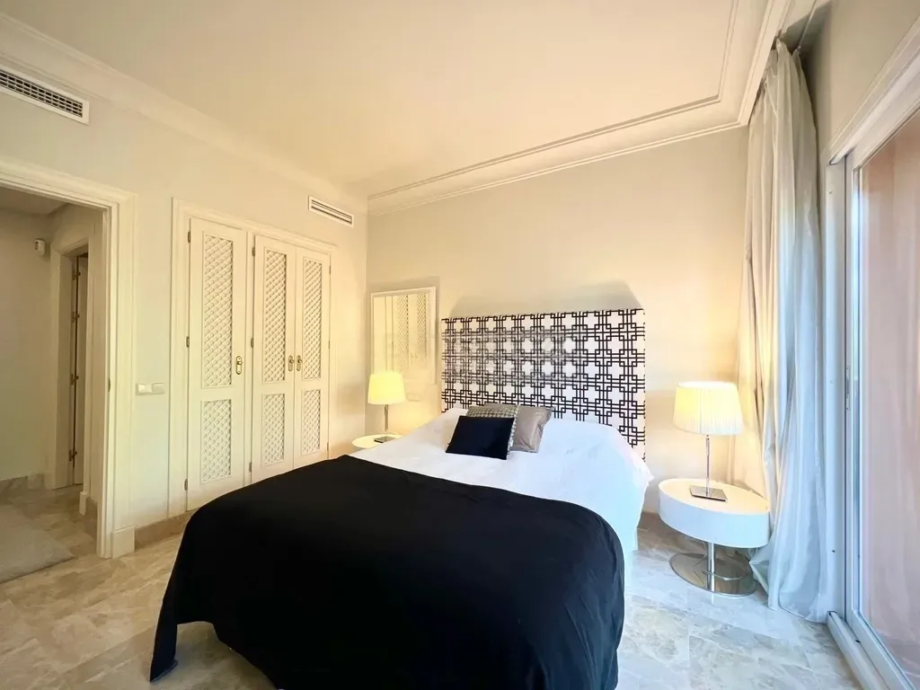 Apartamento Elegante en Alminar de Marbella, Nueva Andalucía