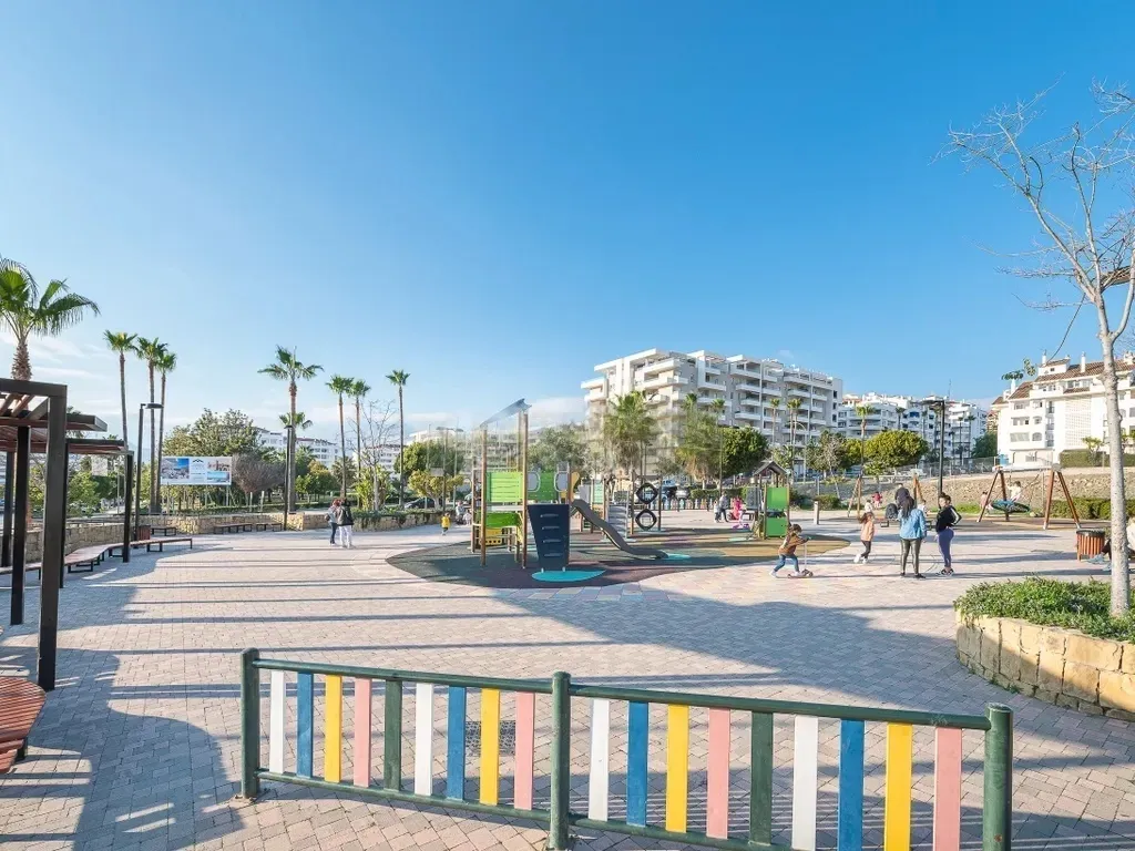 ¡Oportunidad única alquiler local comercial en La Campana, Nueva Andalucía!