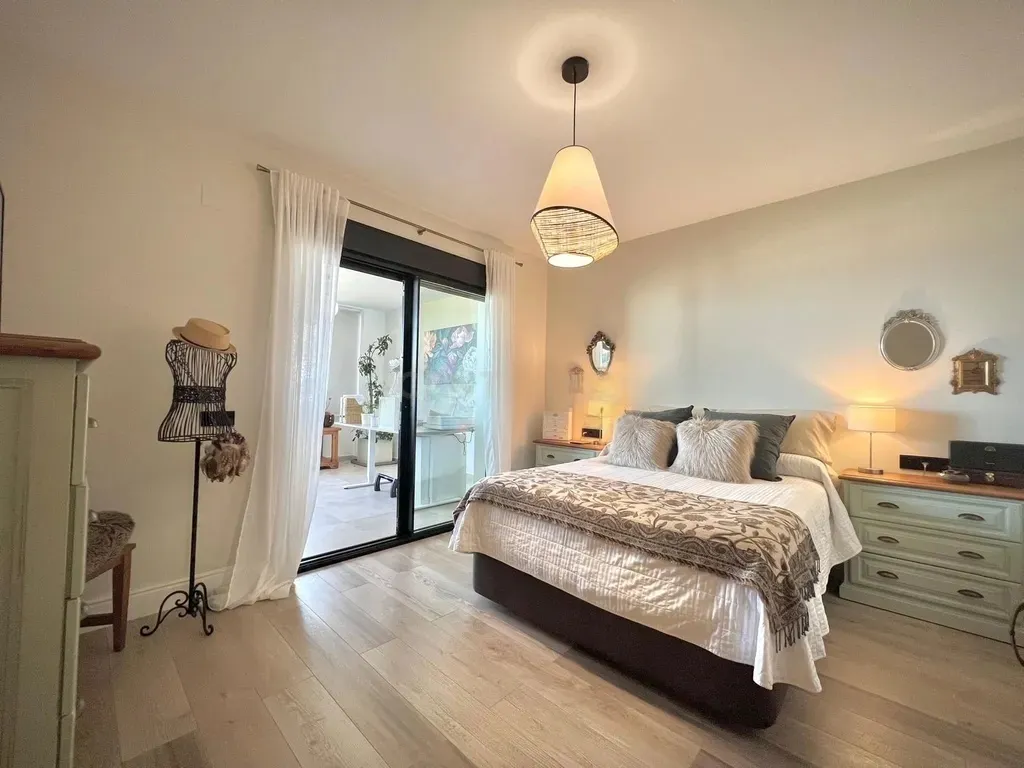 Una residencia excepcional de inspiración andaluza con vistas panorámicas al Mediterráneo