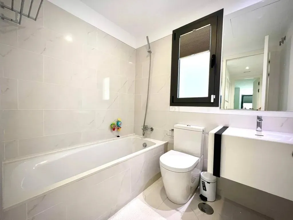 Moderno Apartamento en Estepona Este con Vistas a la Montaña