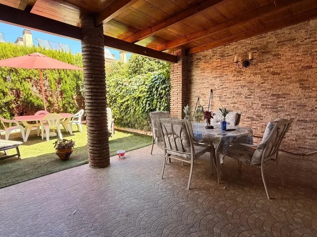 CHALET ADOSADO PREMIUM EN LOS ROSALES (CHURRIANA) – ¡LISTO PARA ENTRAR A VIVIR!