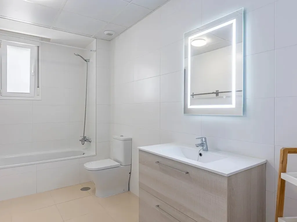 Amplio apartamento en La Campana, Nueva Andalucía con vistas al mar!