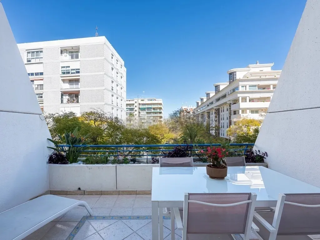 ✨ Exclusivo dúplex renovado con garaje y trastero en Marbella House, a pasos de la playa