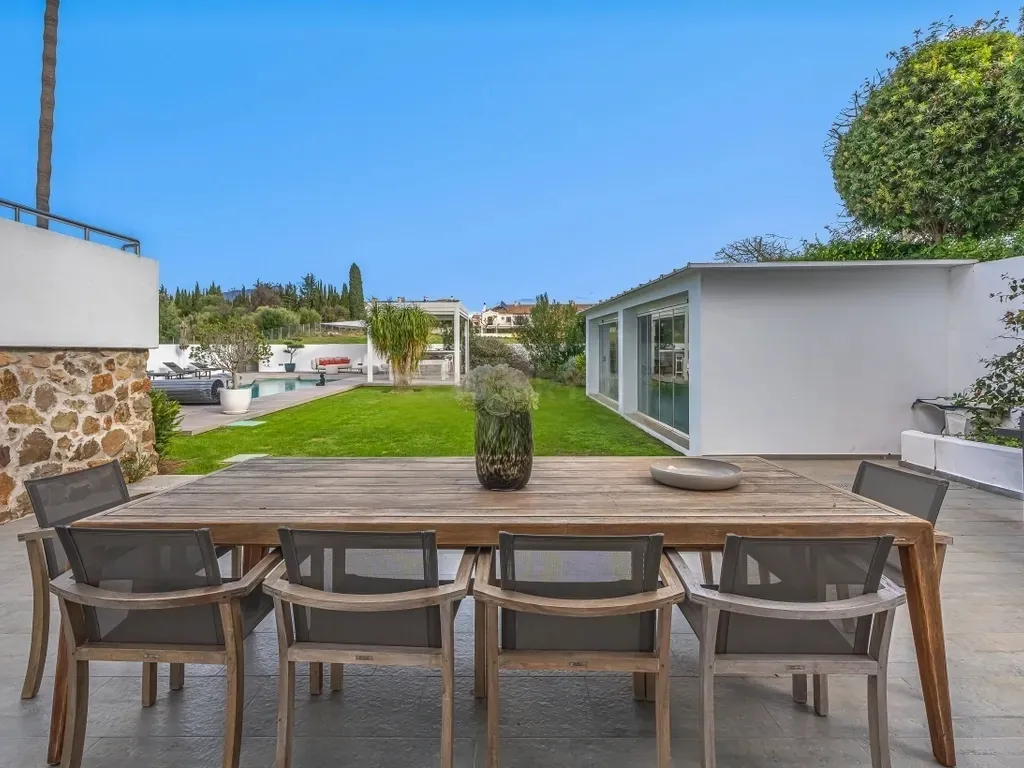 Elegante villa renovada con piscina privada y vistas abiertas al verde