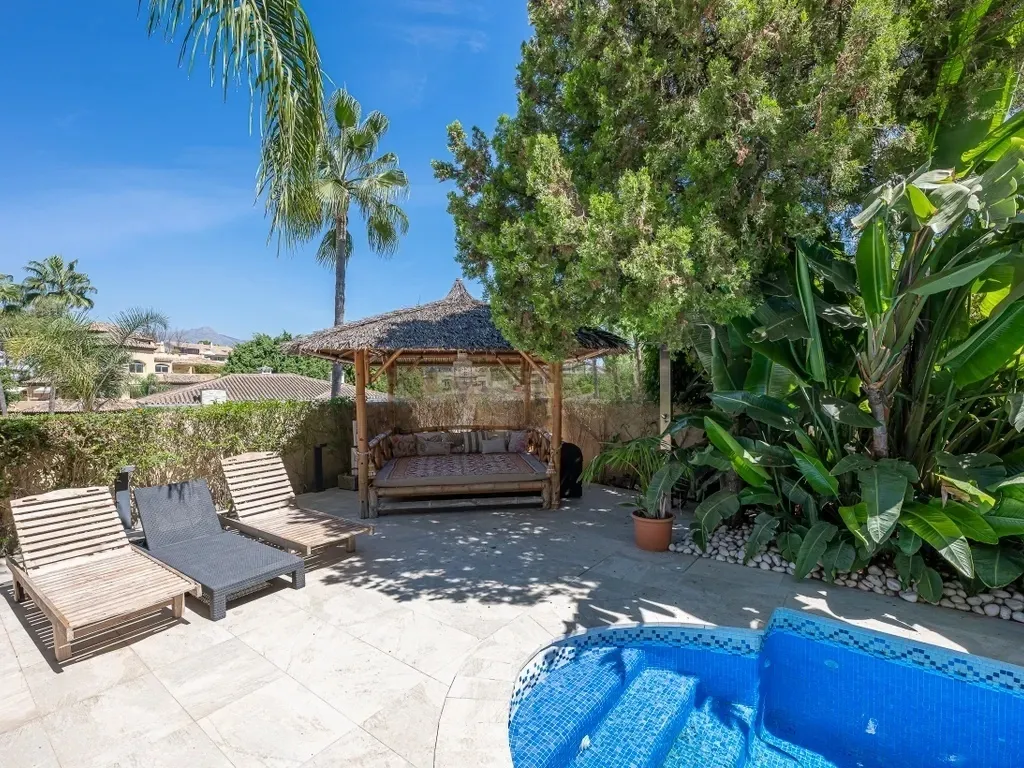 Villa en Guadalmina Alta: Su elegante oasis en Marbella