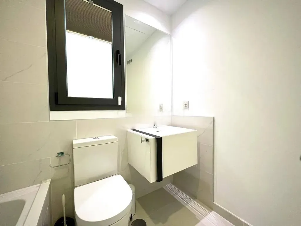 Moderno Apartamento en Estepona Este con Vistas a la Montaña
