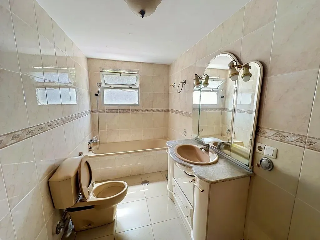 Spectacular 142 m2 3 Bedroom Apartment on Victoria Street