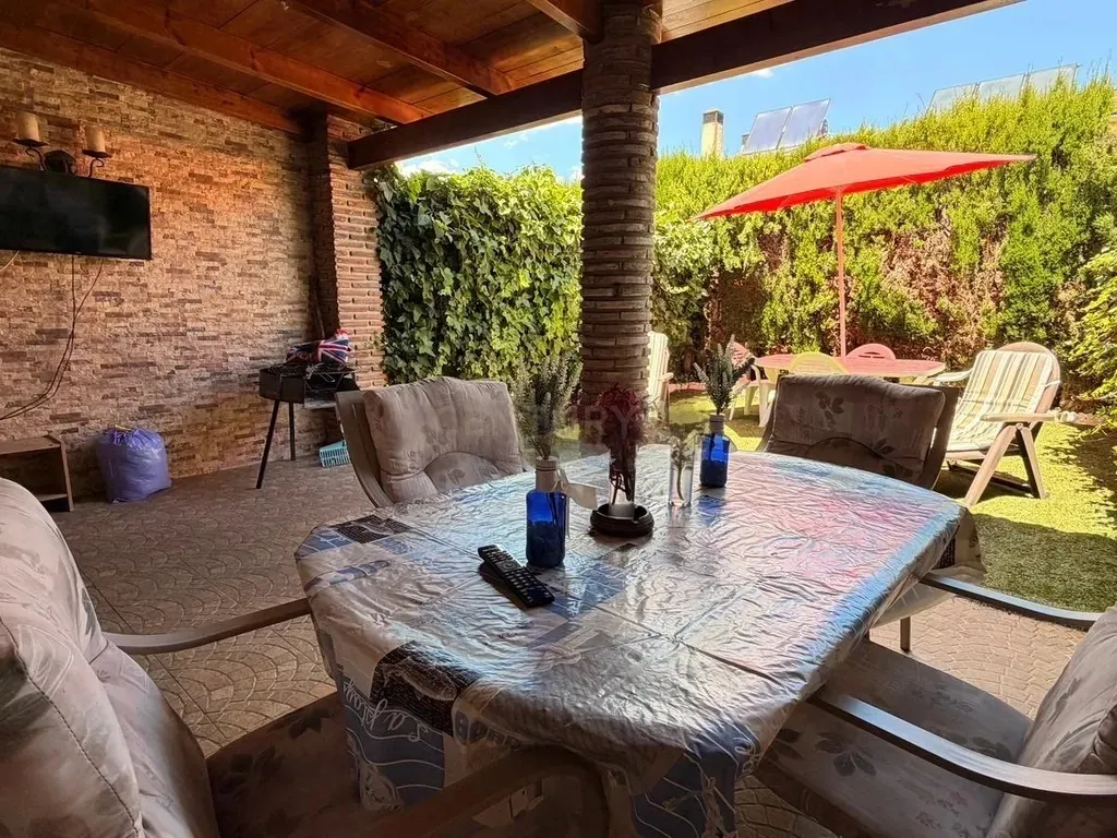 CHALET ADOSADO PREMIUM EN LOS ROSALES (CHURRIANA) – ¡LISTO PARA ENTRAR A VIVIR!